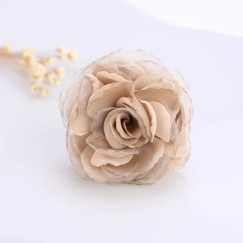 Korean Silk Yarn Fabric Flower Broche para mulheres, camisa Lapel Pin, broches, casaco elegante, crachá da camisola, roupas luxuosas, acessórios
