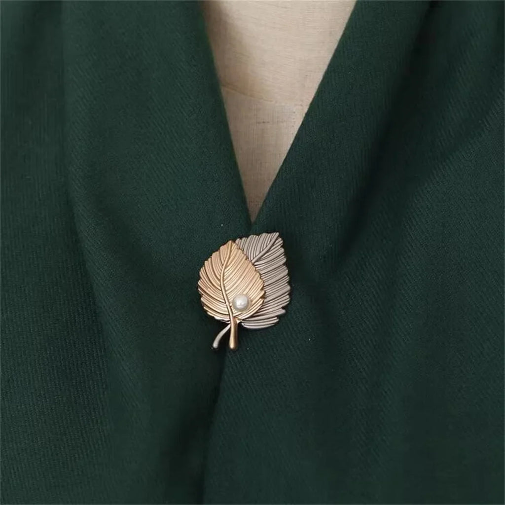 Broche Folha de Bordo Vintage com Strass Design Elegante Feminino