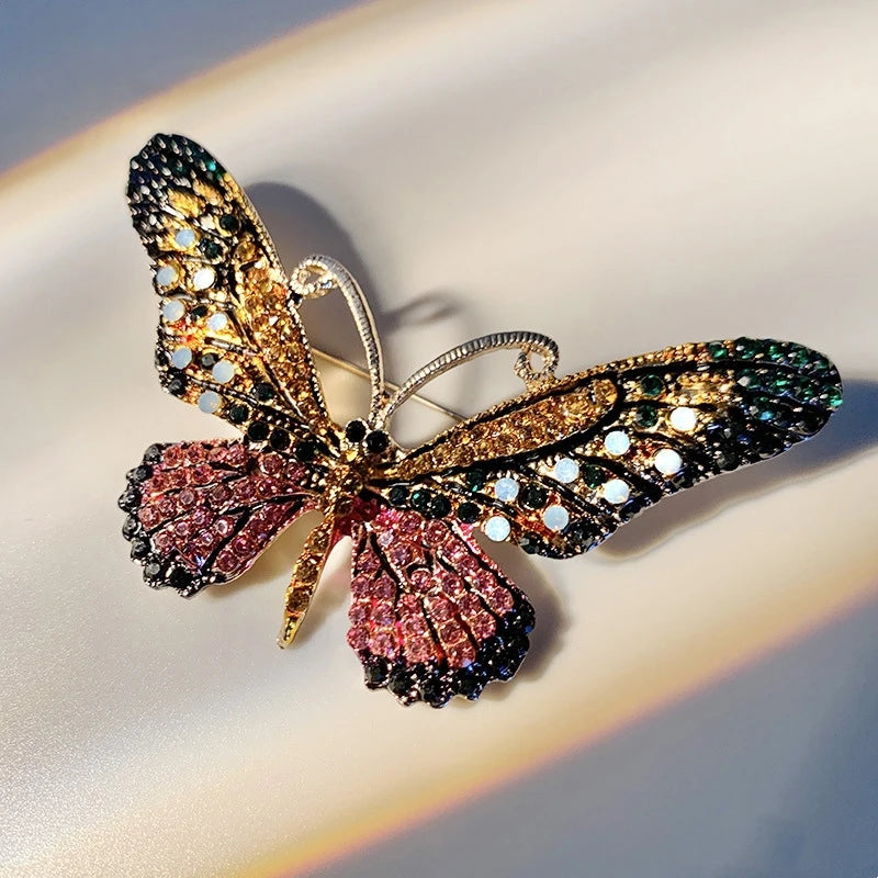 Borboleta colorida Designer Zircon Broche Mulheres Brilhante Crystal Lapel Pin Roupas luxuosas Jóias Acessórios