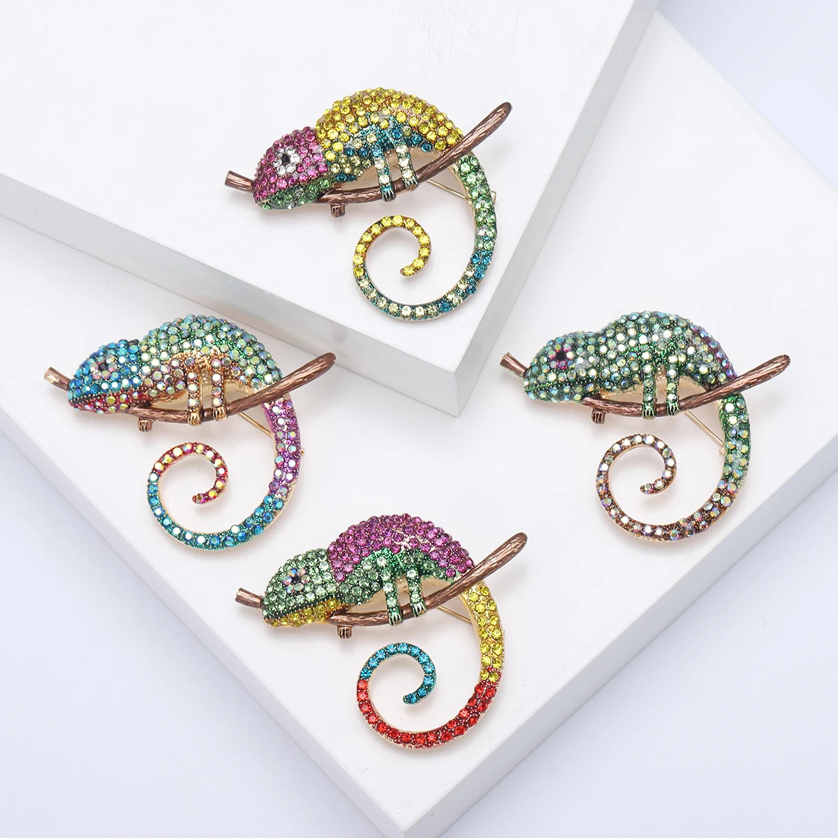 Broche Camaleão com Strass - Elegância e Estilo