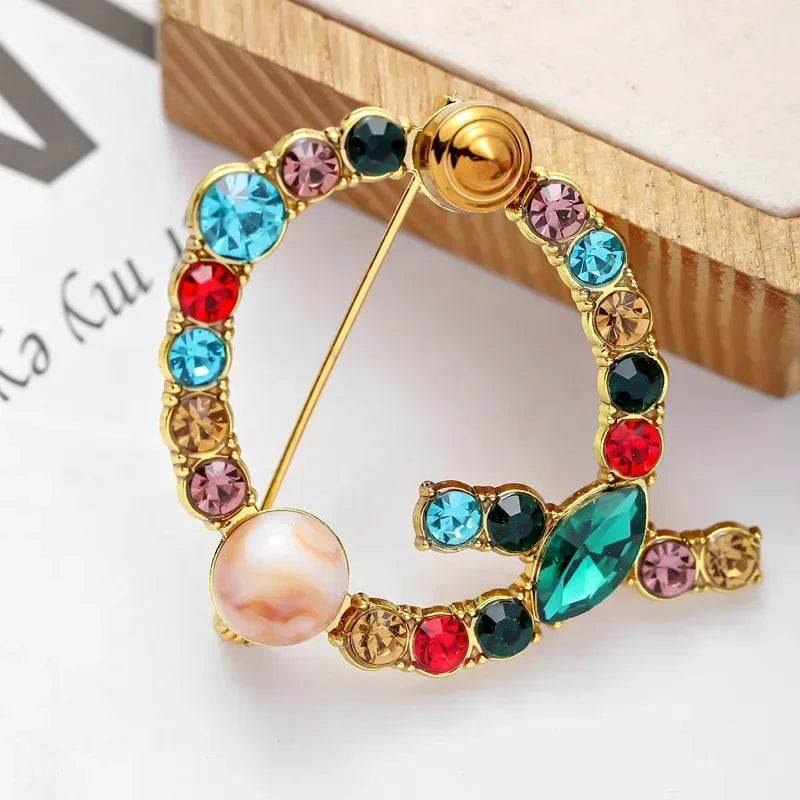 Nova chegada inglês carta palavra broche colorido strass cristal lapela pinos para mulheres camisola terno broche festa jóias presentes