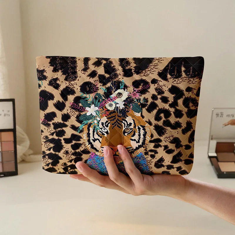Bolsa de maquiagem de veludo com estampa de leopardo tigre elegante com zíper, bolsa de armazenamento de cosméticos multifuncional leve com forro