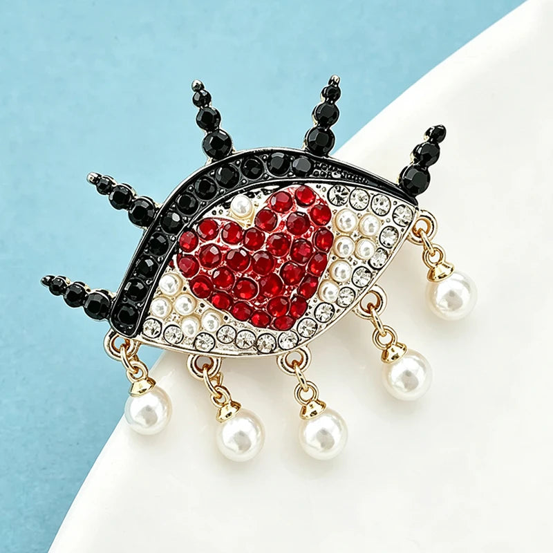 Broche Olho com Coração e Pérolas Design Charmoso Feminino
