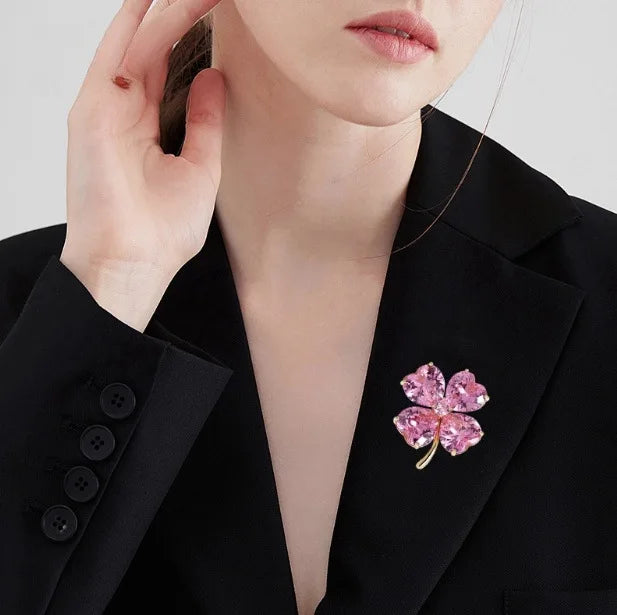 Broches de trevo de quatro folhas de grama de cristal rosa da sorte para meninas alfinete de lapela vintage terno de casamento acessórios de joias presentes