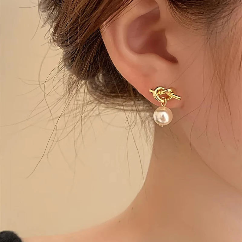 2025 design nó metal pérola pingente moda balançar brincos para feminino clássico novo criativo jóias cooper liga acessórios