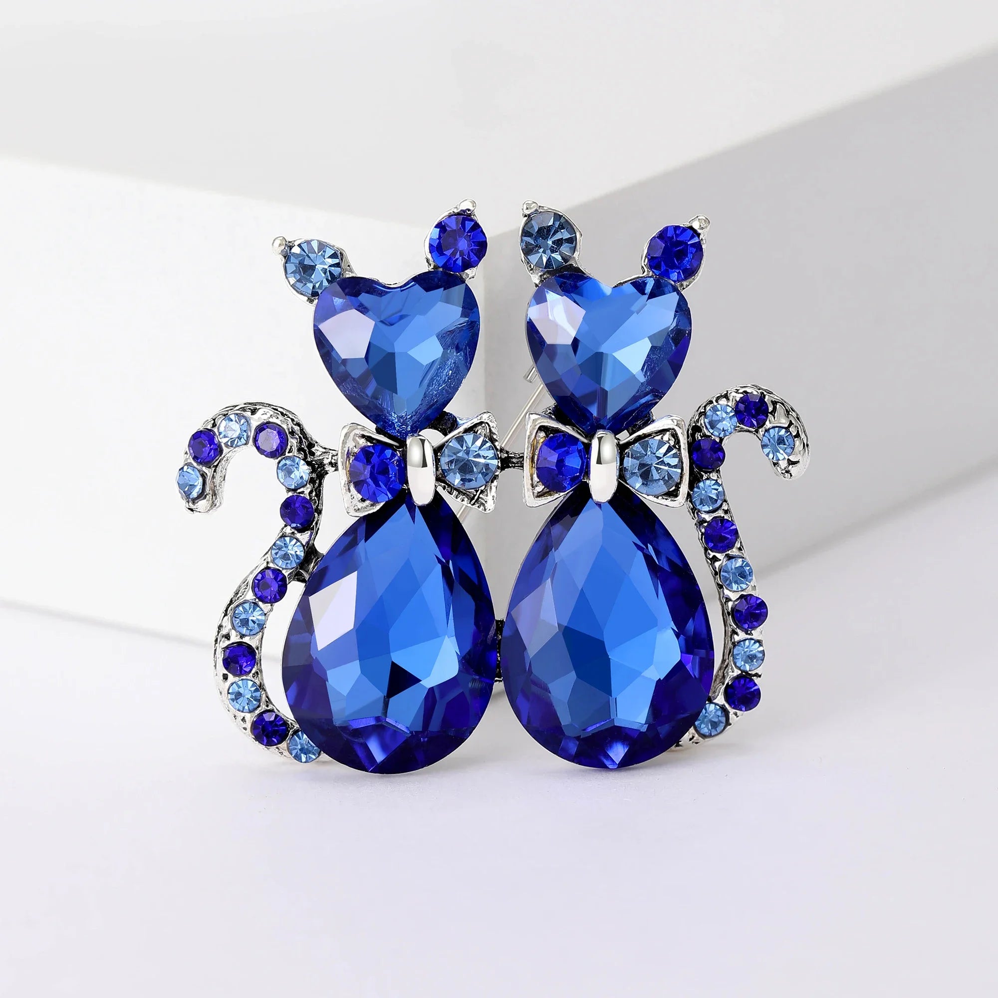 Strass amor gatinho broches para mulheres unissex esmalte animal pino gato lapela pinos festa de escritório amigo presentes jóias acessórios