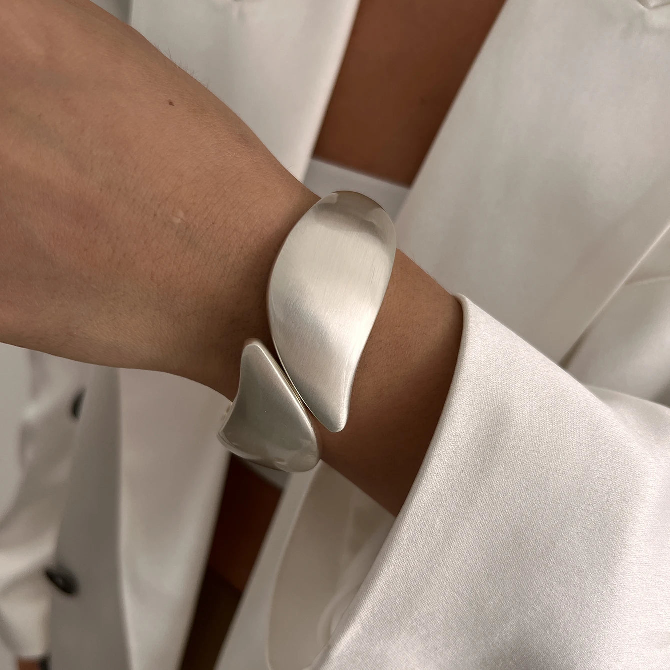 Ingemark Classic Vintage Matte Irregular Heavy Metal Chunky Wide Cuff Bangles Women Punk Gold Color Spring Bracelet Men Jewelry
