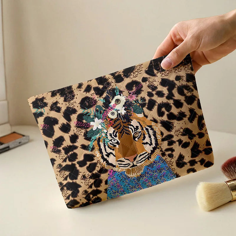 Bolsa de maquiagem de veludo com estampa de leopardo tigre elegante com zíper, bolsa de armazenamento de cosméticos multifuncional leve com forro