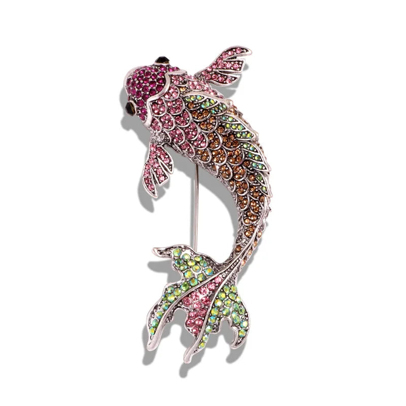 Broche Peixe Carpa Koi com Strass Colorido e Detalhe Esmaltado