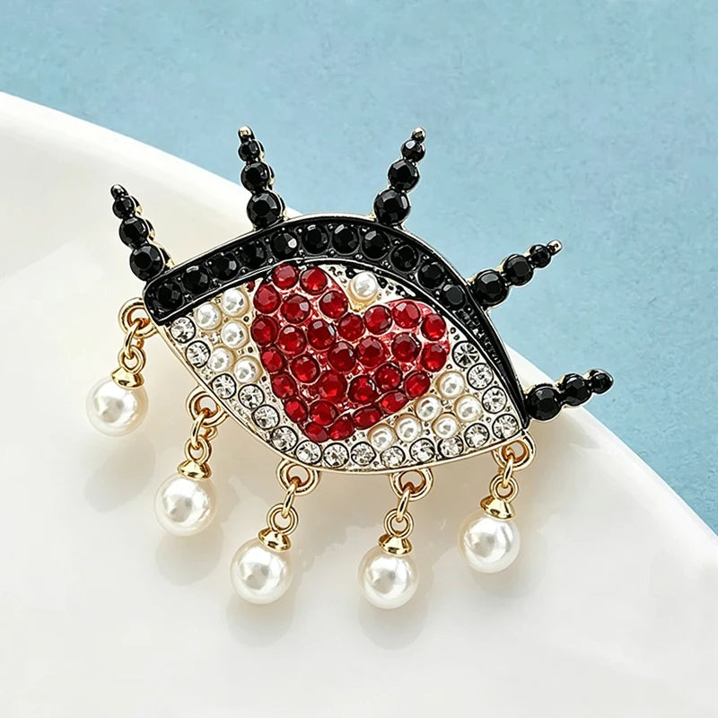 Broche Olho com Coração e Pérolas Design Charmoso Feminino