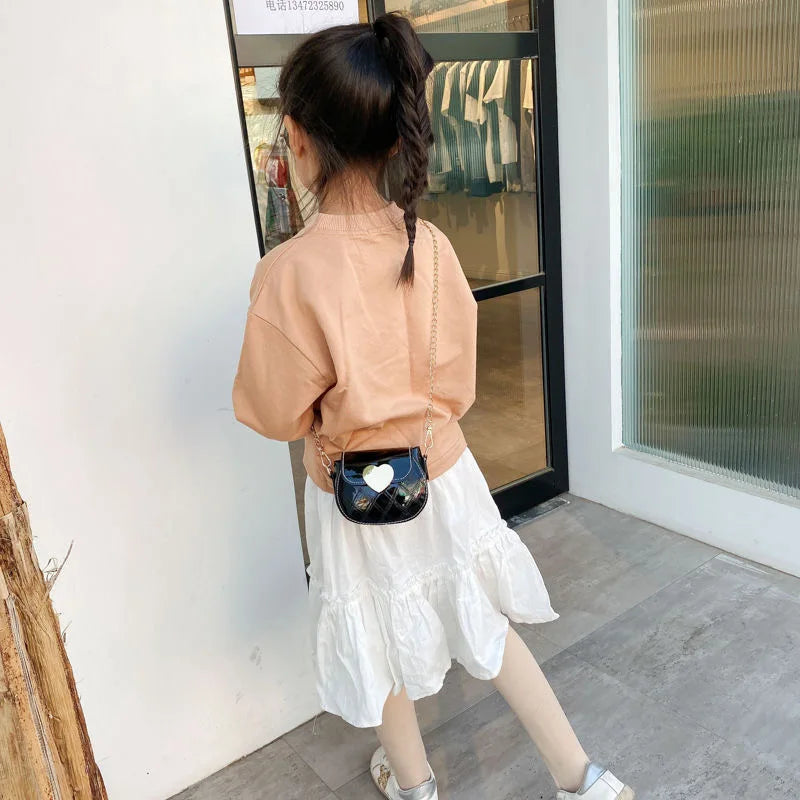 Couro de patente do bebê meninas sacos de ombro bonito coração das crianças mini crossbody saco moda crianças corrente moeda bolsa bolsas carteira