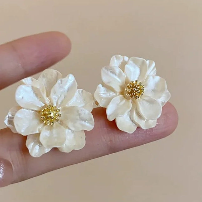 Brincos femininos de flor acrílica branca, florais dobrados, moda coreana, pétalas doces, brincos femininos irregulares, novo em 2025
