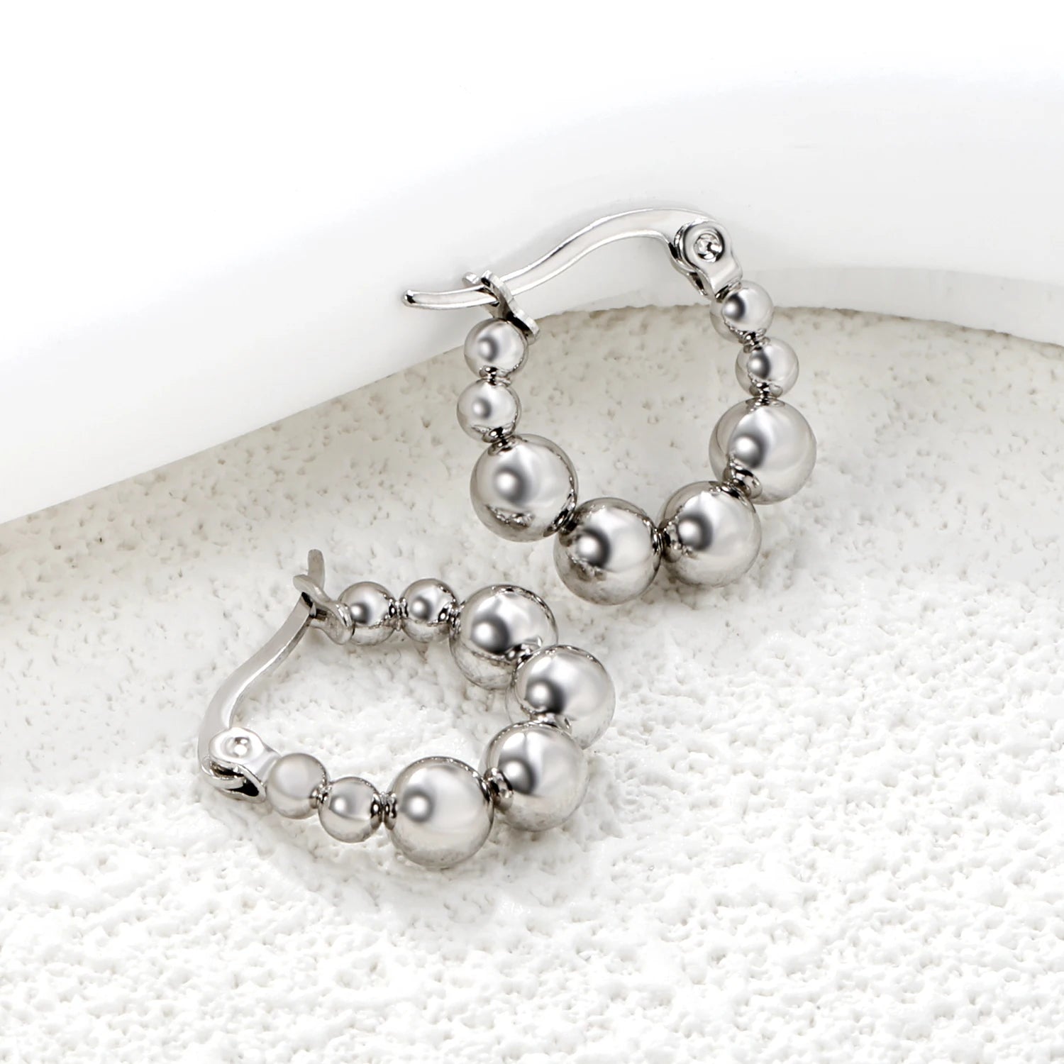 Luxukisskids brincos de argola dourados, moda simples, contas de bola, formato redondo, huggie, mulher/senhoras, aço inoxidável, minimalista