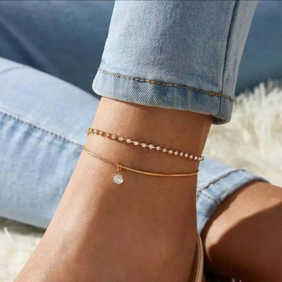 Shevalues Tornozeleira com corrente de zircônia cúbica brilhante para mulheres moda 18K banhada a ouro pulseira de tornozelo sandálias descalças joias para pés