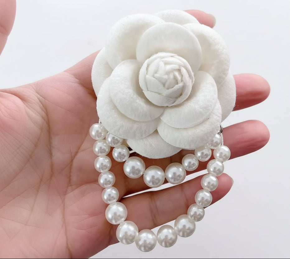 Broche Floral Elegante com Pérolas Simuladas