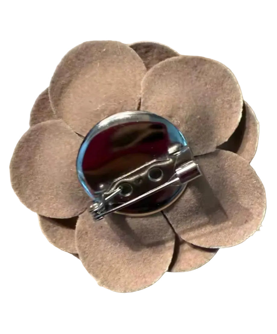 Broche de Flor Camélia em Couro Sintético- Elegância e Estilo