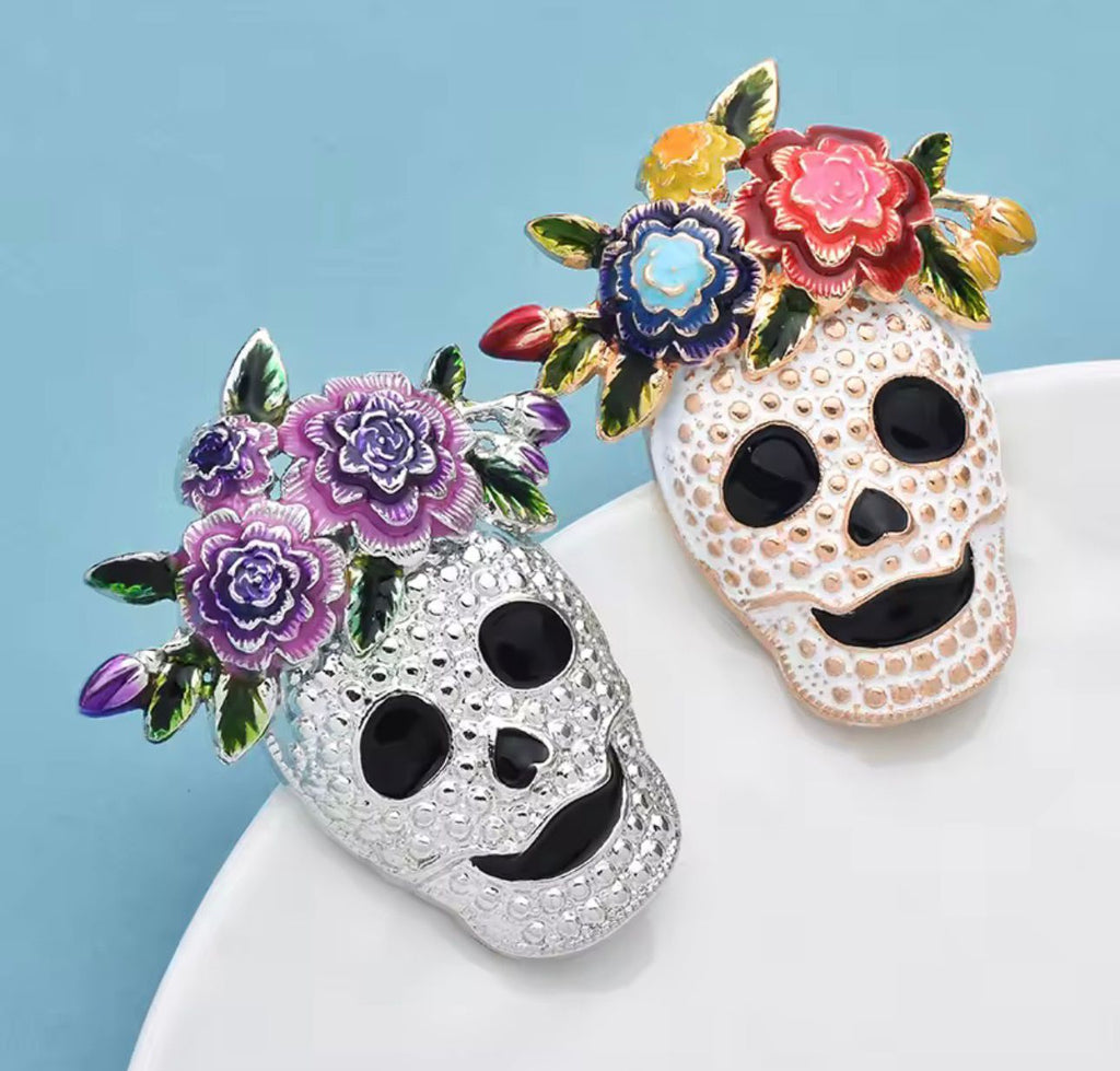 Broche de Caveira Esmaltado com Flores - Acessório Elegante