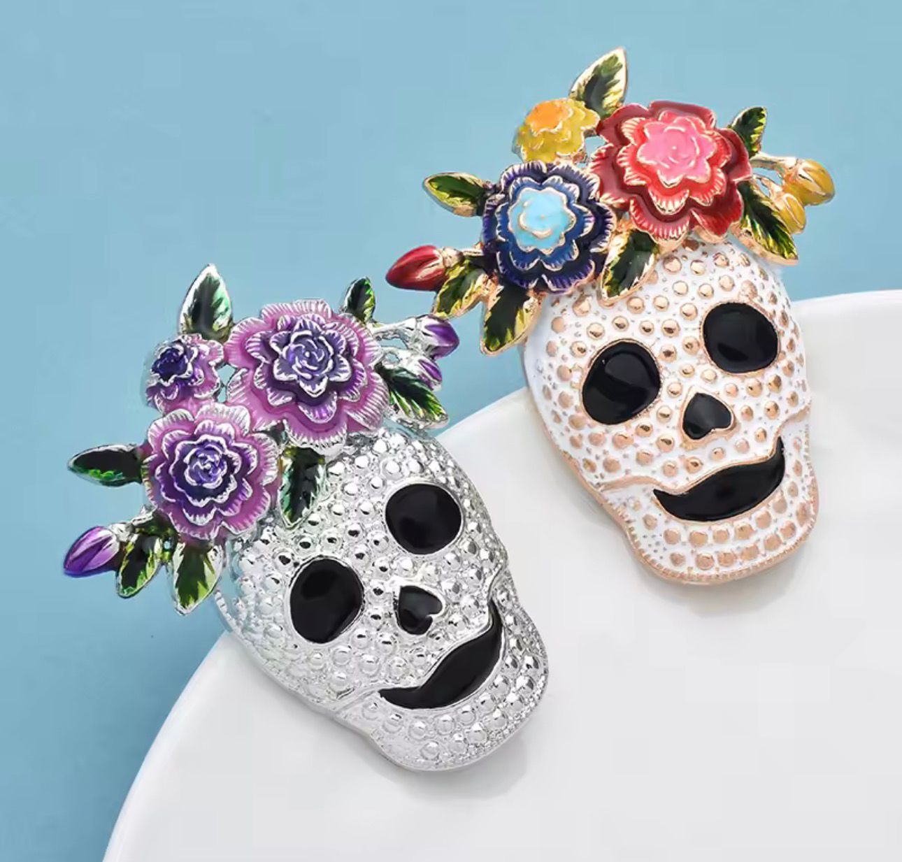 Broche de Caveira Esmaltado com Flores - Acessório Elegante
