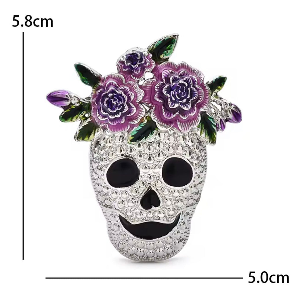 Broche de Caveira Esmaltado com Flores - Acessório Elegante