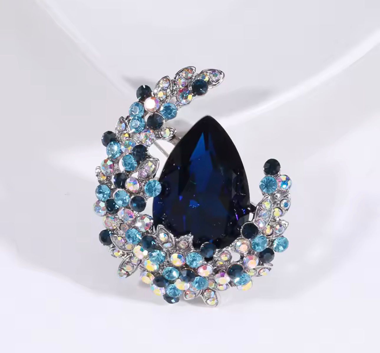 Broche de Cristal com Design de Lua