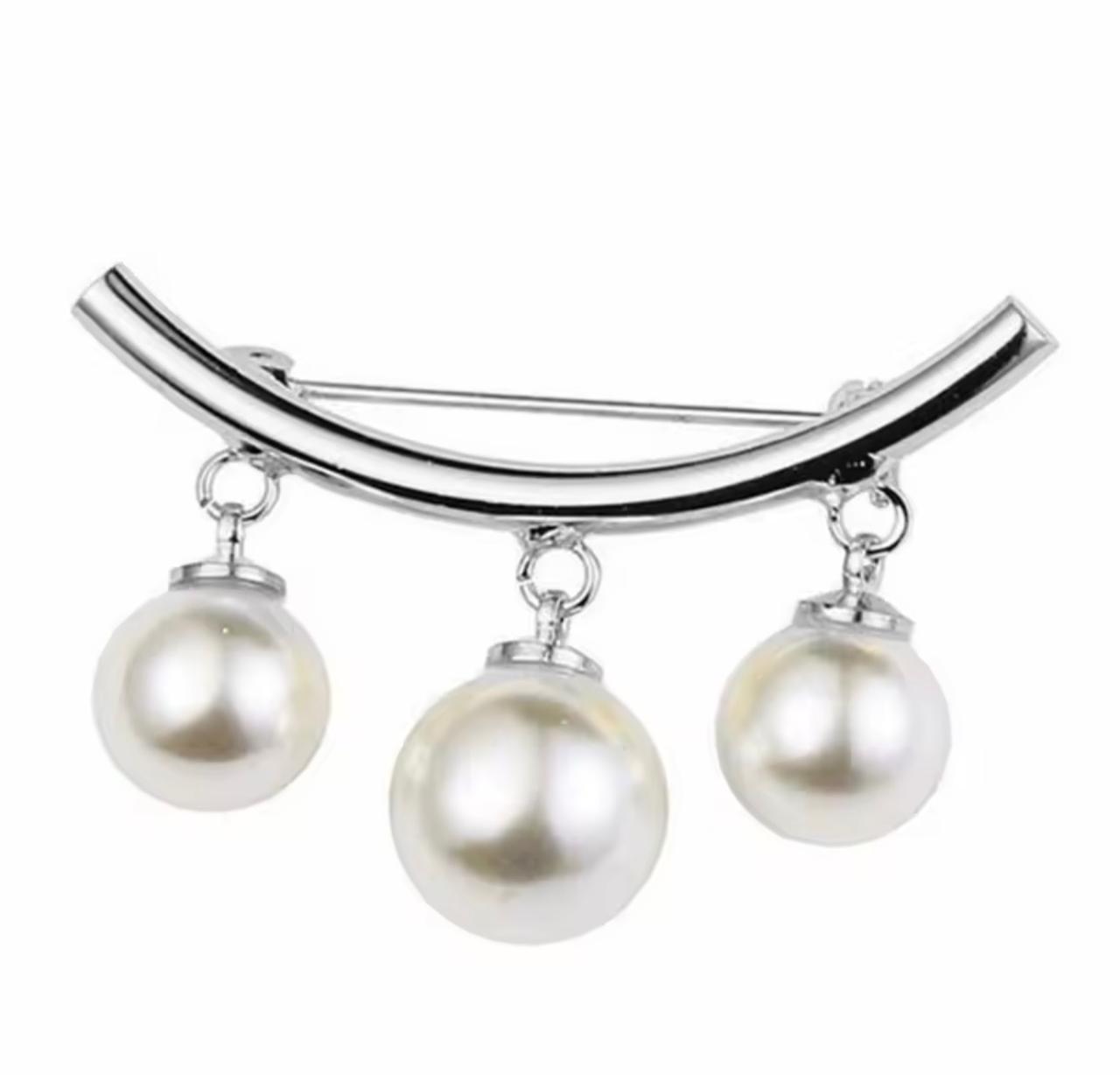 Broche Elegante com Pérolas Simuladas