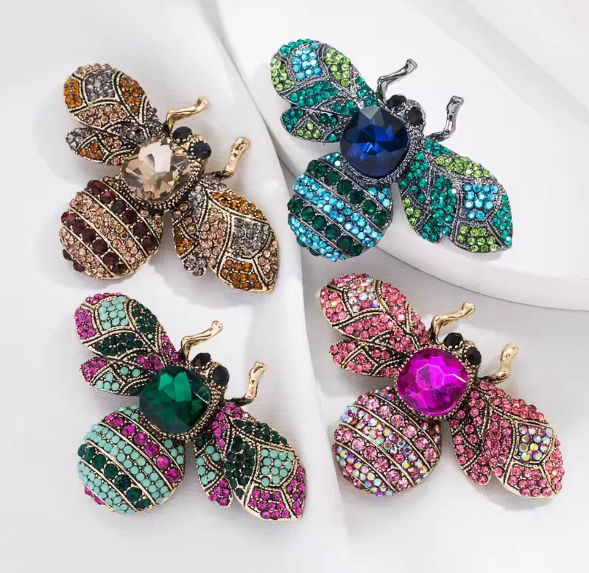 Broche Luxuoso Vintage com Cristais e Design de Abelha