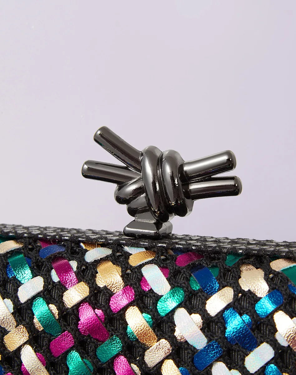 Clutch Dourada Elegante com Nó de Metal