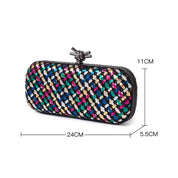 Clutch Dourada Elegante com Nó de Metal