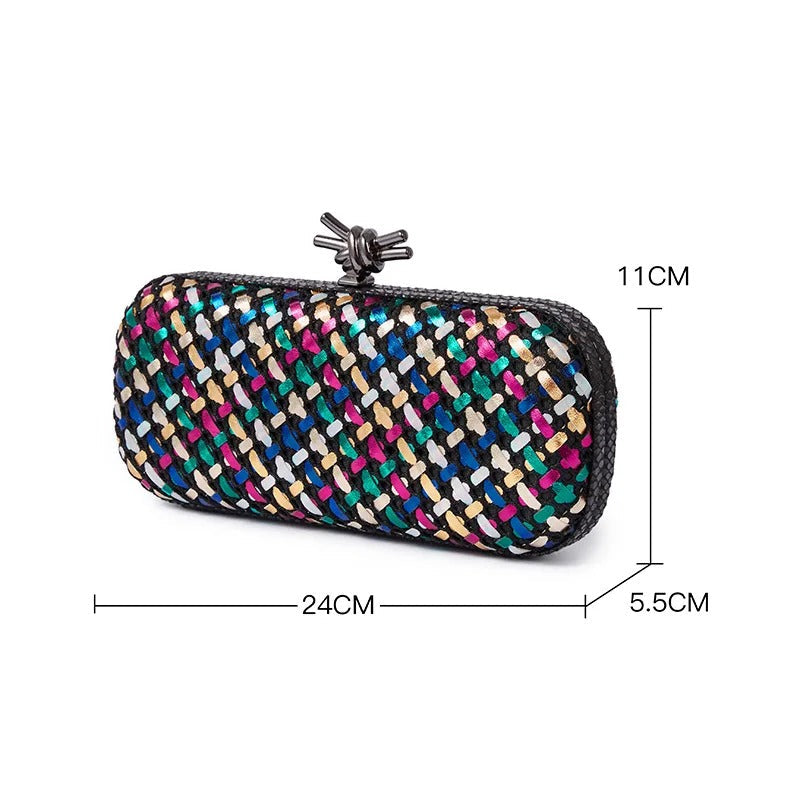 Clutch Dourada Elegante com Nó de Metal