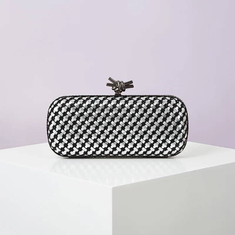 Clutch Dourada Elegante com Nó de Metal