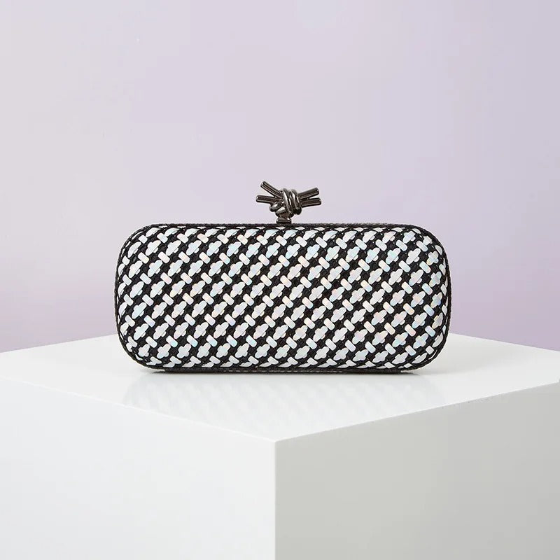 Clutch Dourada Elegante com Nó de Metal