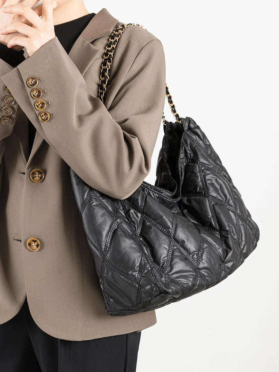 Bolsa de Ombro Feminina Acolchoada com Correntes