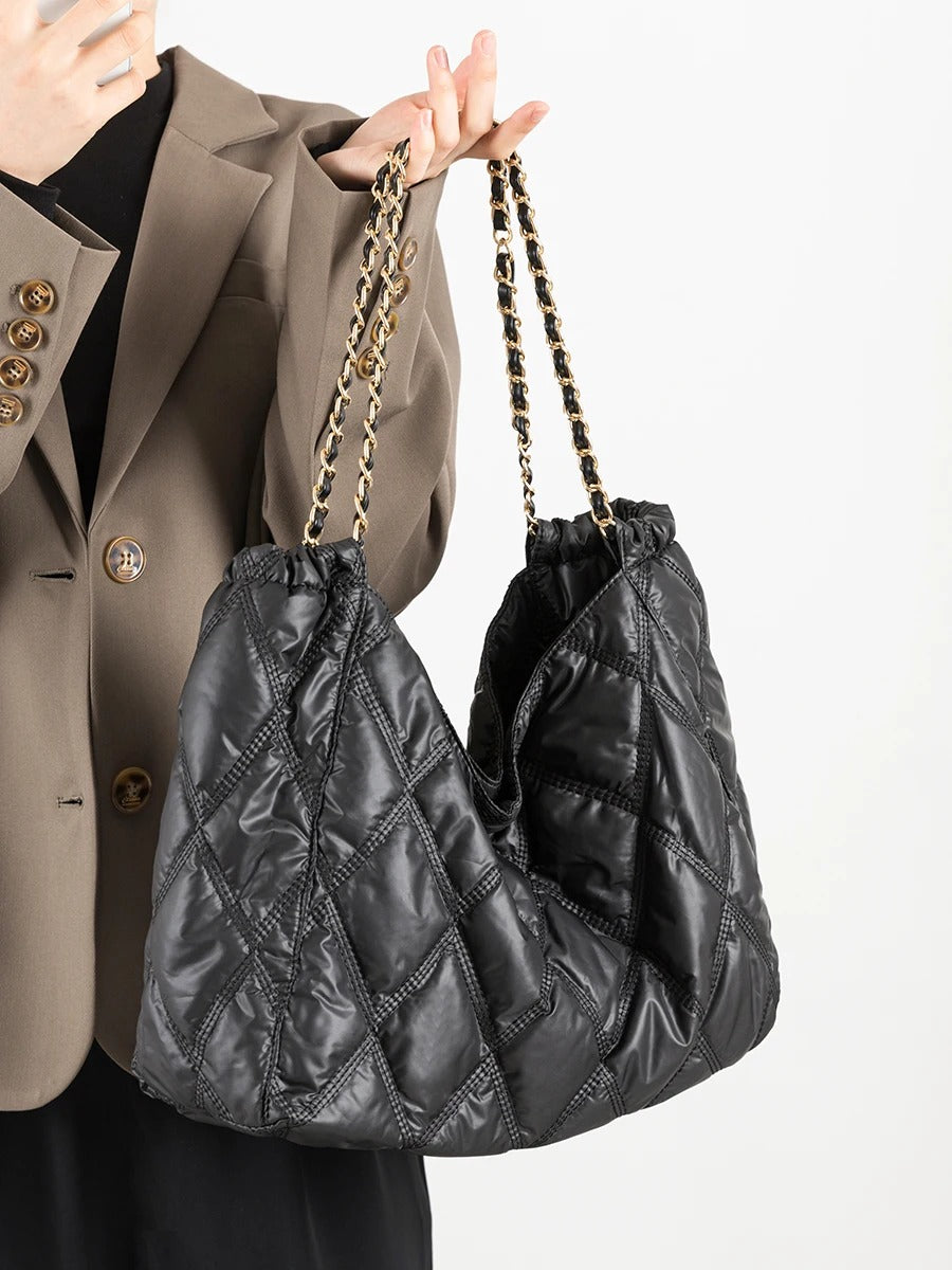 Bolsa de Ombro Feminina Acolchoada com Correntes