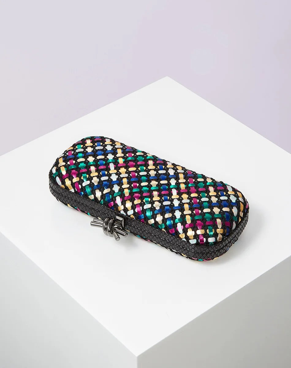 Clutch Dourada Elegante com Nó de Metal