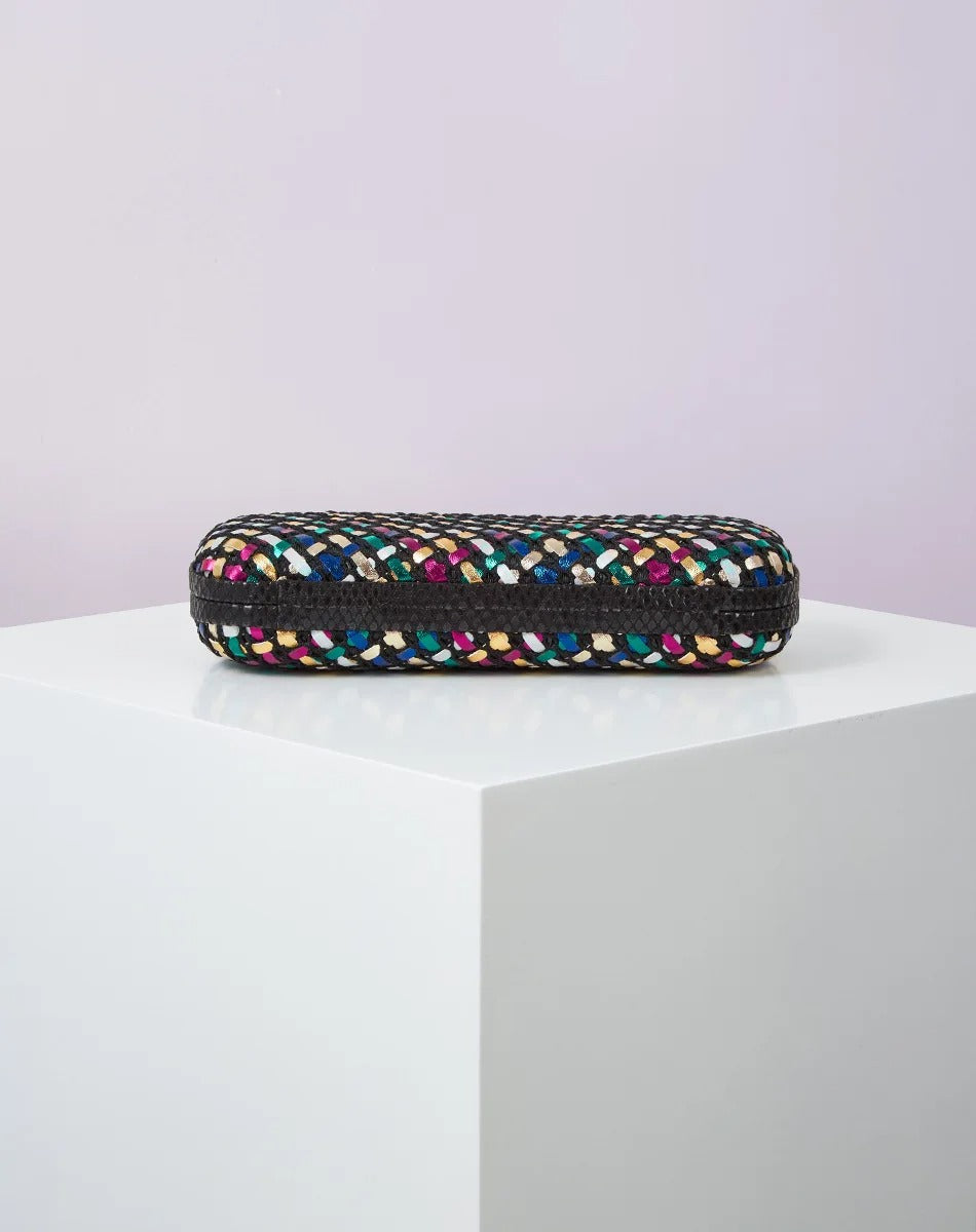 Clutch Dourada Elegante com Nó de Metal