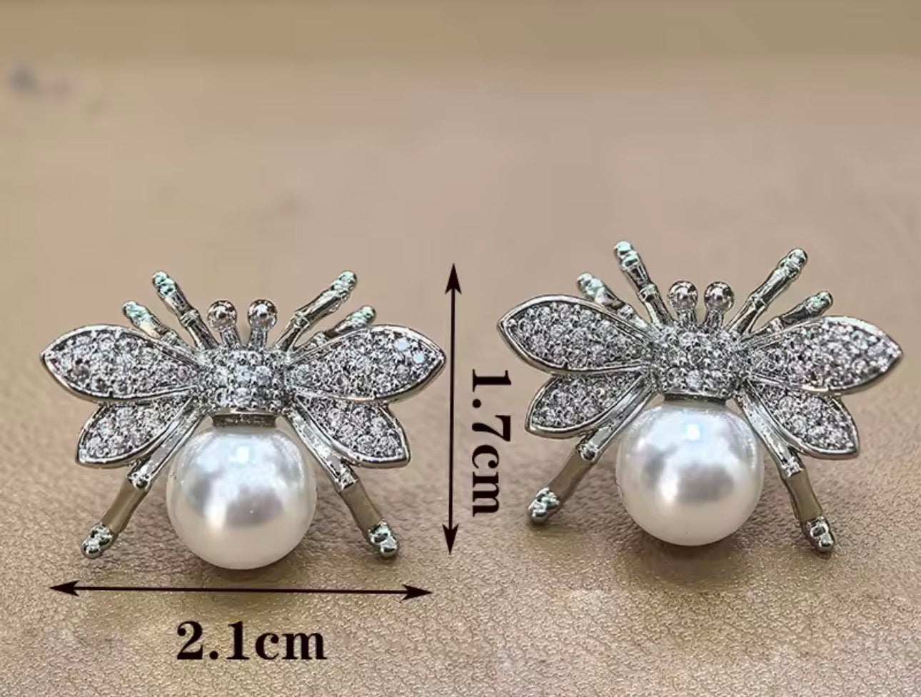 Brincos de Pérola Simulada com Abelha e Zircônia