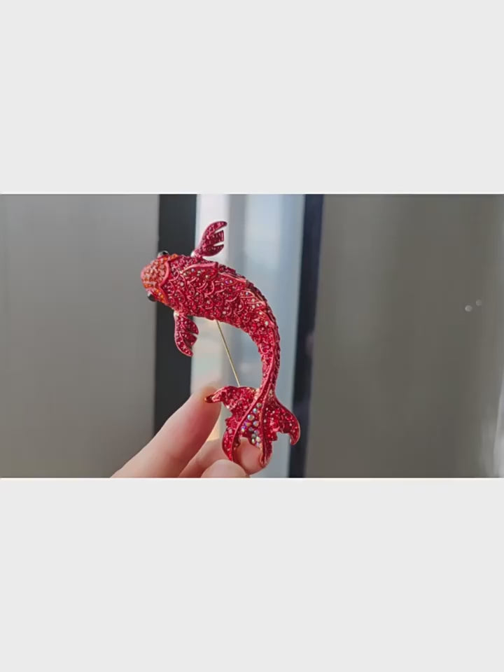 Broche Peixe Carpa Koi com Strass Colorido e Detalhe Esmaltado